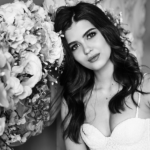 Menyasszonyi fotó retusálás 01 - Retusált és presetek-kel alakított, félalakos női fotó portré virágokkal az előtérben.