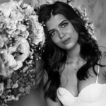 Menyasszonyi fotó retusálás 02 - Retusált és presetek-kel alakított, félalakos női fotó portré virágokkal az előtérben.