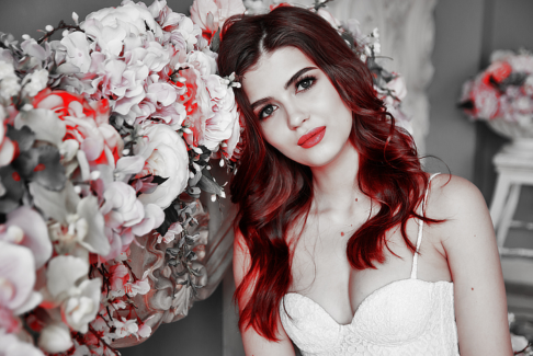 Menyasszonyi fotó retusálás 04 - Retusált és presetek-kel alakított, félalakos női fotó portré virágokkal az előtérben.