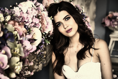 Menyasszonyi fotó retusálás 05 - Retusált és presetek-kel alakított, félalakos női fotó portré virágokkal az előtérben.