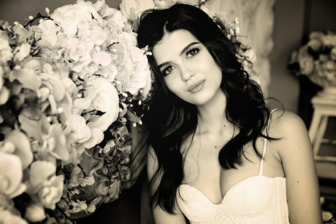 Menyasszonyi fotó retusálás 16 - Retusált és presetek-kel alakított, félalakos női fotó portré virágokkal az előtérben.