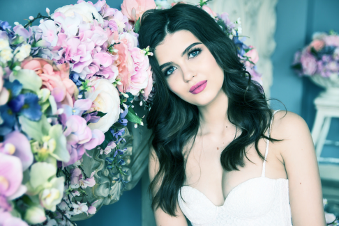 Menyasszonyi fotó retusálás 20 - Retusált és presetek-kel alakított, félalakos női fotó portré virágokkal az előtérben.