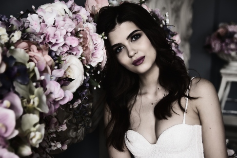 Menyasszonyi fotó retusálás 25 - Retusált és presetek-kel alakított, félalakos női fotó portré virágokkal az előtérben.