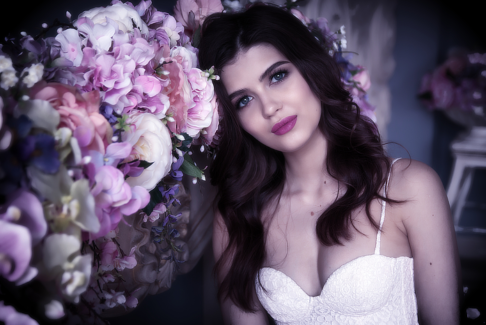 Menyasszonyi fotó-retus 30 - Retusált és presetek-kel alakított, félalakos női fotó portré virágokkal az előtérben.