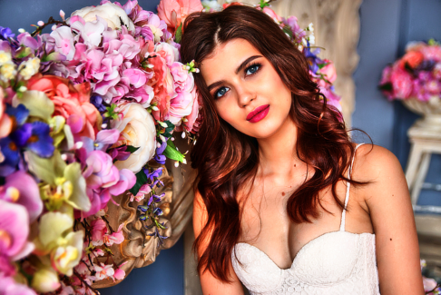 Menyasszonyi fotó retusálás 34 - Retusált és presetek-kel alakított, félalakos női fotó portré virágokkal az előtérben.