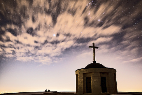 Épület fotó retusálás 03 - Keresztény kegyhely külső nézetes látképe "némileg" feldobva pár extra preset-tel.