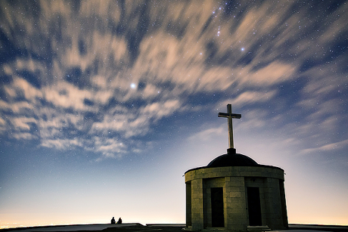 Épület fotó retusálás 06 - Keresztény kegyhely külső nézetes látképe "némileg" feldobva pár extra preset-tel.