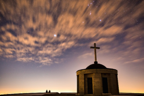 Épület fotó retusálás 07 - Keresztény kegyhely külső nézetes látképe "némileg" feldobva pár extra preset-tel.