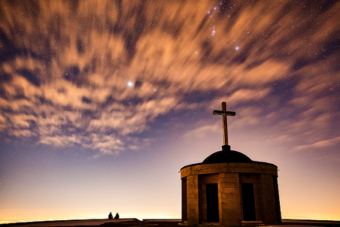 Épület fotó retusálás 12 - Keresztény kegyhely külső nézetes látképe "némileg" feldobva pár extra presettel.