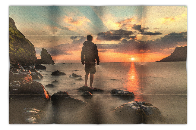 Hajtogatott kép 01 - Naplementés tengerparton egy férfi áll egy tengerből kiemelkedő alacsony sziklán.