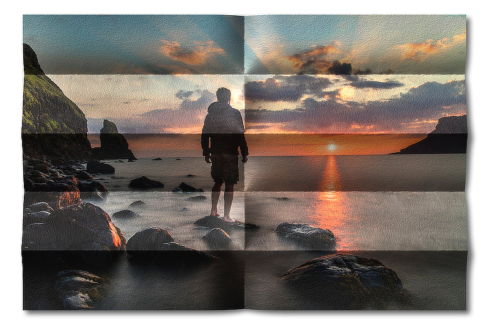 Hajtogatott kép 03 - Naplementés tengerparton egy férfi áll egy tengerből kiemelkedő alacsony sziklán.