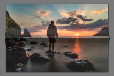 Hajtogatott kép 08 - Naplementés tengerparton egy férfi áll egy tengerből kiemelkedő alacsony sziklán.