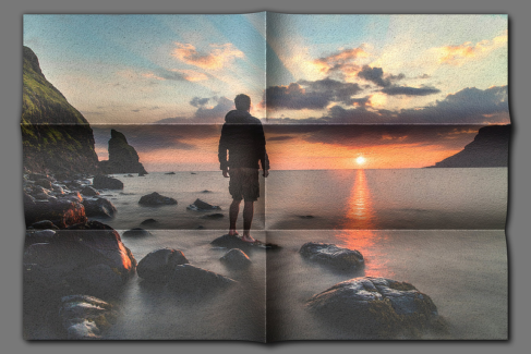 Hajtogatott kép 09 - Naplementés tengerparton egy férfi áll egy tengerből kiemelkedő alacsony sziklán.