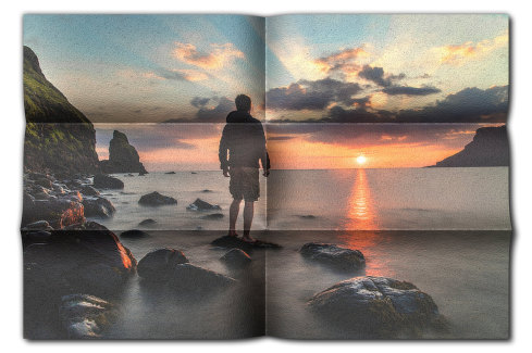 Hajtogatott kép 10 - Naplementés tengerparton egy férfi áll egy tengerből kiemelkedő alacsony sziklán.