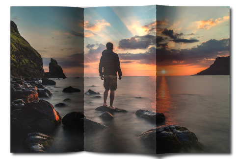 Hajtogatott kép 11 - Naplementés tengerparton egy férfi áll egy tengerből kiemelkedő alacsony sziklán.