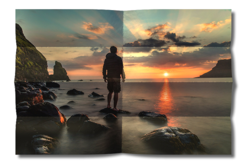 Hajtogatott kép 12 - Naplementés tengerparton egy férfi áll egy tengerből kiemelkedő alacsony sziklán.