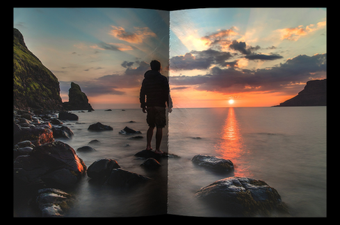 Hajtogatott kép 14 - Naplementés tengerparton egy férfi áll egy tengerből kiemelkedő alacsony sziklán.