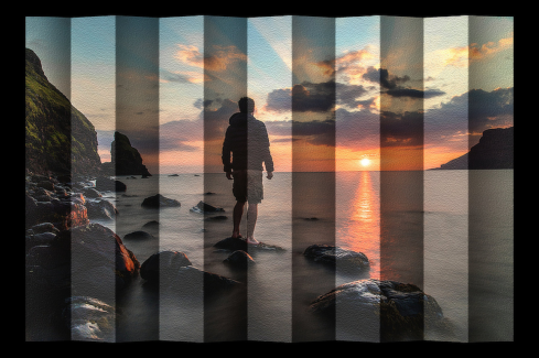 Hajtogatott kép 15 - Naplementés tengerparton egy férfi áll egy tengerből kiemelkedő alacsony sziklán.