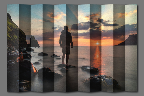 Hajtogatott kép 16 - Naplementés tengerparton egy férfi áll egy tengerből kiemelkedő alacsony sziklán.