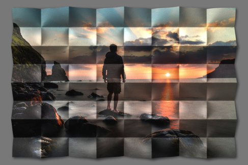 Hajtogatott kép 18 - Naplementés tengerparton egy férfi áll egy tengerből kiemelkedő alacsony sziklán.