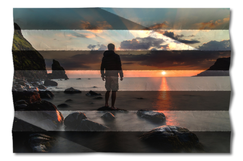 Hajtogatott kép 19 - Naplementés tengerparton egy férfi áll egy tengerből kiemelkedő alacsony sziklán.
