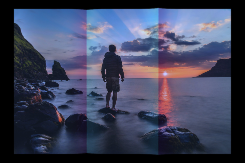 Hajtogatott kép 22 - Naplementés tengerparton egy férfi áll egy tengerből kiemelkedő alacsony sziklán.