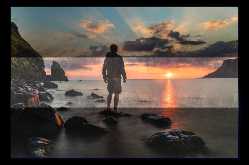 Hajtogatott kép 24 - Naplementés tengerparton egy férfi áll egy tengerből kiemelkedő alacsony sziklán.
