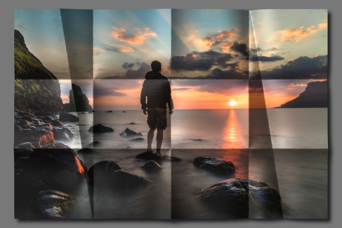 Hajtogatott kép 25 - Naplementés tengerparton egy férfi áll egy tengerből kiemelkedő alacsony sziklán.