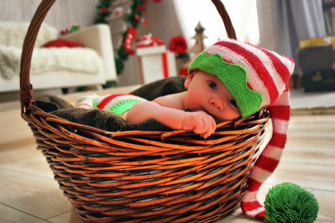 Baba fotó retusálás 05 - Két alvó újszülött baba összebújva egy szőrmével kibélelt kosárban egy vékony takaróval betakarva.