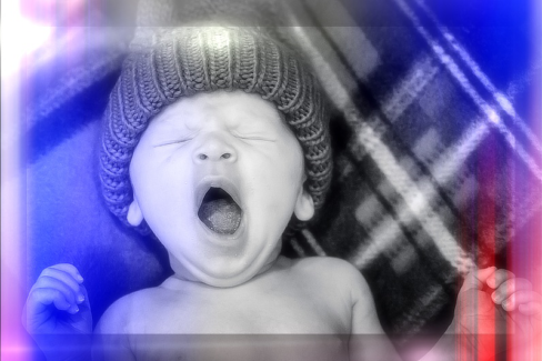 Baba fotó retusálás 21 - Ásító baba kötött sapkában.