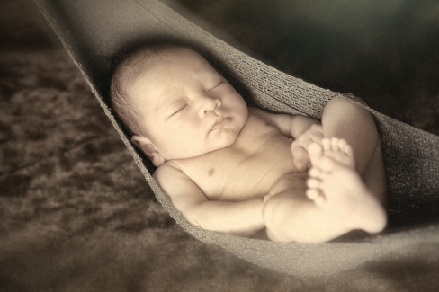 Baba fotó retusálás 22 - Pár napos baba nyugágyban fekve.