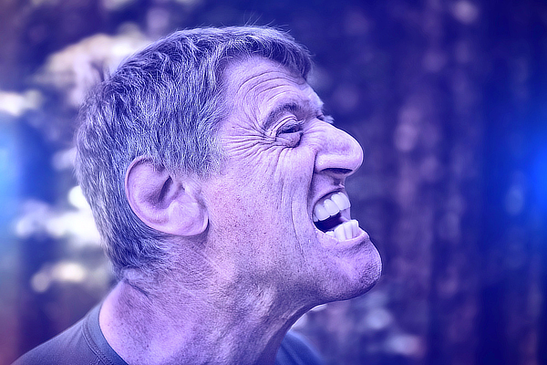 Férfi portré retusálás 01 - Férfi arc-portréja megerőzve a természetességet és igazán látványossá téve különleges fény és szín hatásokkal valamint helyenként textúra váltással.