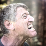 Férfi portré retusálás 02 - Férfi arc-portréja megerőzve a természetességet és igazán látványossá téve különleges fény és szín hatásokkal valamint helyenként textúra váltással.