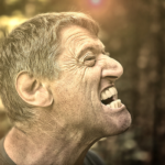 Férfi portré retusálás 03 - Férfi arc-portréja megerőzve a természetességet és igazán látványossá téve különleges fény és szín hatásokkal valamint helyenként textúra váltással.