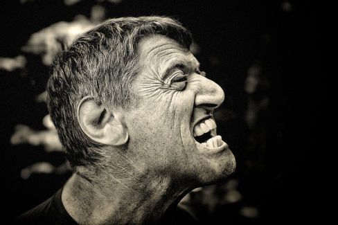 Férfi portré retusálás 09 - Férfi arc-portréja megerőzve a természetességet és igazán látványossá téve különleges fény és szín hatásokkal valamint helyenként textúra váltással.