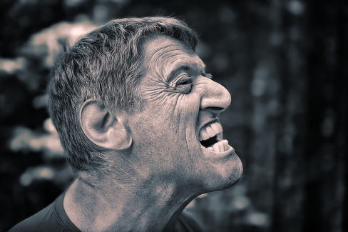 Férfi portré retusálás 13 - Férfi arc-portréja megerőzve a természetességet és igazán látványossá téve különleges fény és szín hatásokkal valamint helyenként textúra váltással.