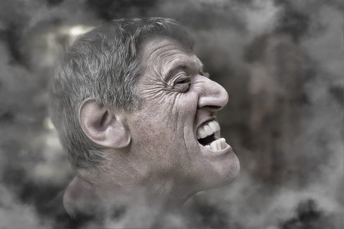 Férfi portré retusálás 20 - Férfi arc-portréja megerőzve a természetességet és igazán látványossá téve különleges fény és szín hatásokkal valamint helyenként textúra váltással.