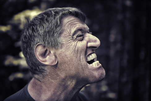 Férfi portré retusálás 21 - Férfi arc-portréja megerőzve a természetességet és igazán látványossá téve különleges fény és szín hatásokkal valamint helyenként textúra váltással.