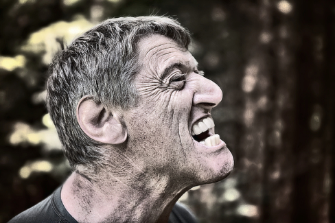 Férfi portré retusálás 24 - Férfi arc-portréja megerőzve a természetességet és igazán látványossá téve különleges fény és szín hatásokkal valamint helyenként textúra váltással.