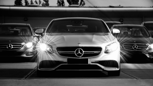 Mercedes fotó retusálás 01 - Mercedes garázsban fotózott autók különleges fény és színhatásokkal.