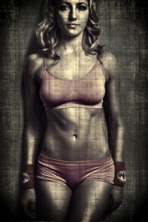 Női portré retusálás 02 - Retusált és presetek-kel alakított háromnegyedes női fotó portré fitnesz ruhában.