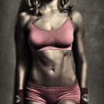 Női portré retusálás 03 - Retusált és presetek-kel alakított, háromnegyedes női fotó portré fitnesz ruhában.