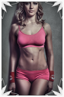 Női portré retusálás 04 - Retusált és presetek-kel alakított, háromnegyedes női fotó portré fitnesz ruhában.