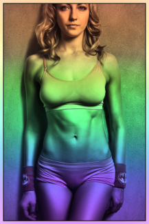 Női portré retusálás 06 - Retusált és presetek-kel alakított, háromnegyedes női fotó portré fitnesz ruhában.