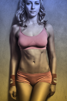 Női portré retusálás 07 - Retusált és presetek-kel alakított, háromnegyedes női fotó portré fitnesz ruhában.