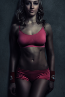 Női portré retusálás 10 - Retusált és presetek-kel alakított, háromnegyedes női fotó portré fitnesz ruhában.