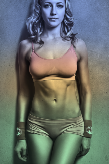 Női portré retusálás 12 - Retusált és presetek-kel alakított, háromnegyedes női fotó portré fitnesz ruhában.