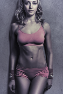 Női portré retusálás 22 - Retusált és presetek-kel alakított, háromnegyedes női fotó portré fitnesz ruhában.