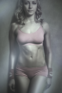 Női portré retusálás 23 - Retusált és presetek-kel alakított, háromnegyedes női fotó portré fitnesz ruhában.