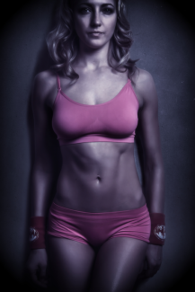 Női portré retusálás 32 - Retusált és presetek-kel alakított, háromnegyedes női fotó portré fitnesz ruhában.